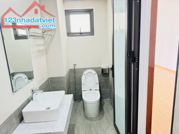 Nhà mới trung tâm phường Giang Biên,cách mặt phố 30m, chủ tặng full nội thất, giá nhỉnh 5T - 5