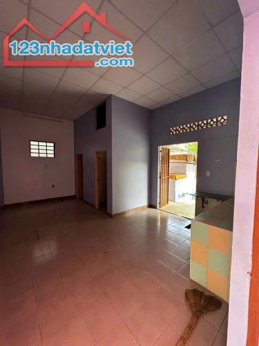 Nhà mặt tiền ĐT 825, thị trấn Đức Hòa, Long An tổng dt 480m2 full thổ 3pn 3wc giá 8,8 tỷ