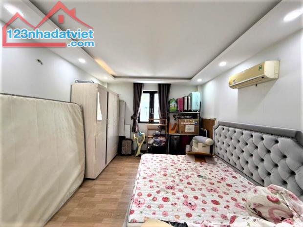 10.5 TỶ HƠN - NHÀ TRẦN HƯNG ĐẠO QUẬN 5 - XE HƠI ĐỖ CỬA - DÂN TRÍ CAO - 58M2 4 TẦNG 4PN MỚI - 3