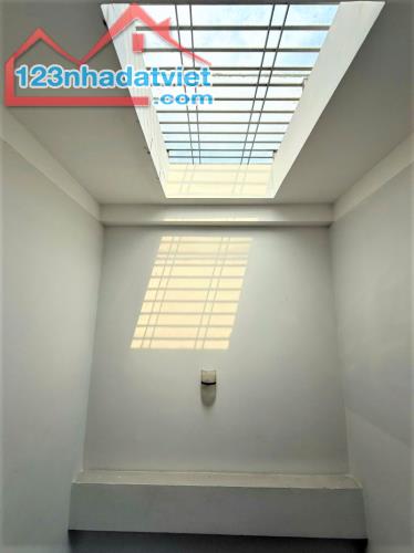 10.5 TỶ HƠN - NHÀ TRẦN HƯNG ĐẠO QUẬN 5 - XE HƠI ĐỖ CỬA - DÂN TRÍ CAO - 58M2 4 TẦNG 4PN MỚI - 4