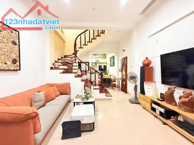 Bán nhà đẹp phố Võng Thị 45m2 5tầng mặt tiền 4m 10.8 tỷ Tây Hồ tương lai mặt phố