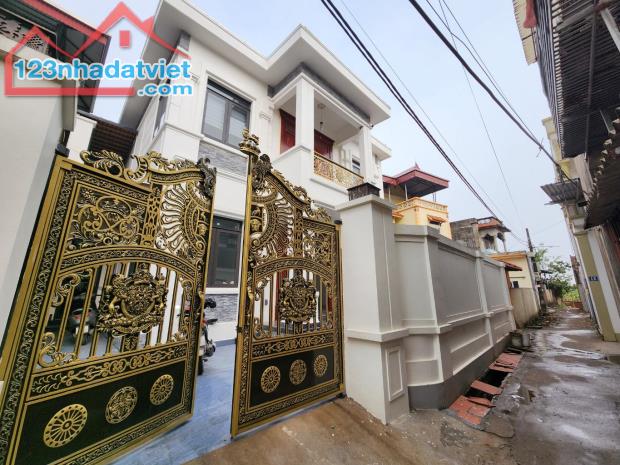 BIỆT THỰ MỚI TINH - BÁN ĐẤT TẶNG NHÀ DT 179m2, MT 15m, giá 8,5tỷ lệ chi gia lâm.