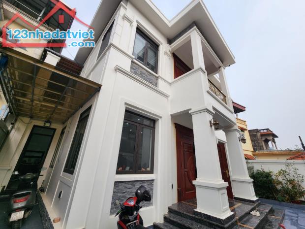 BIỆT THỰ MỚI TINH - BÁN ĐẤT TẶNG NHÀ DT 179m2, MT 15m, giá 8,5tỷ lệ chi gia lâm. - 1
