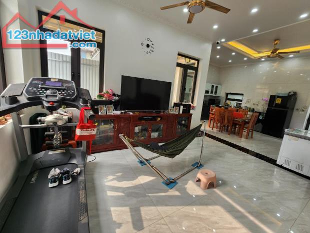 BIỆT THỰ MỚI TINH - BÁN ĐẤT TẶNG NHÀ DT 179m2, MT 15m, giá 8,5tỷ lệ chi gia lâm. - 2