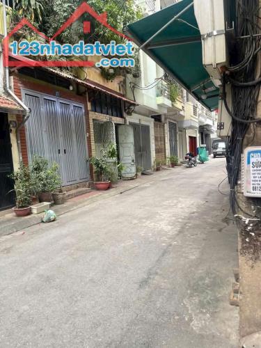 CỰC HIẾM ! PHÂN LÔ HOÀNG QUỐC VIỆT NHÀ 2 MẶT NGÕ 55M GIÁ 13.5TỶ Ô TÔ, GIÁP PHỐ .