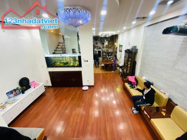 Bán nhà phố Trần Quang Diệu, Đống Đa, gara, kinh doanh, 68m2, 5 tầng, mt 6m, giá 23,8 tỷ