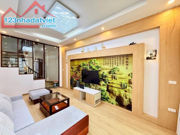 Bán nhà Chùa Bộc Đống Đa 50 m X 5 tầng Ô tô tránh đỗ vào nhà. Giá 15 tỷ