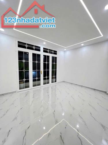 --Bán nhà phường 8, HXH Lạc Long Quân quận Tân Bình; 4*15 - nhỉnh 8 tỷ - 4