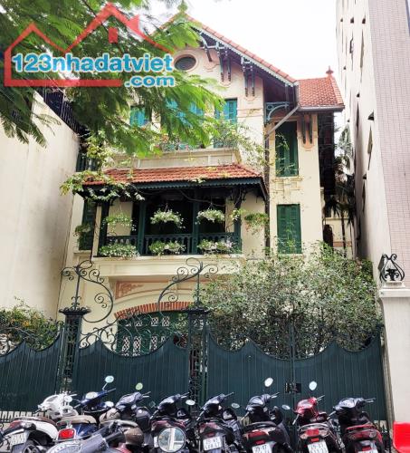 Bán Nhà Mặt Phố Quảng Khánh, Tây Hồ, DT 193m2 x 2T, MT 8,9m. Giá Rẻ.