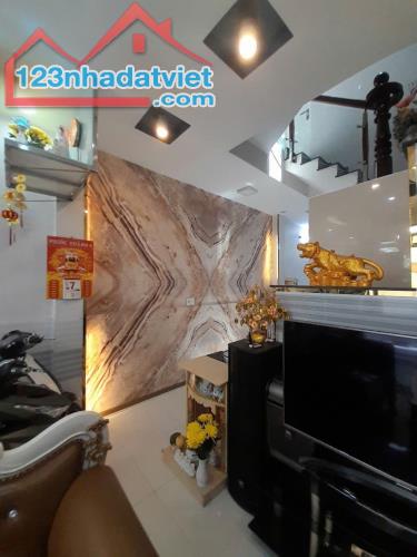 HOÀNG MINH ĐẠO Q.8 - F.5 - ÔTÔ, GẦN CHỢ - NHÀ MỚI - 68.5 M2 - 3 LẦU (4 * 17.2 ).GIÁ 8 TỈ - 3