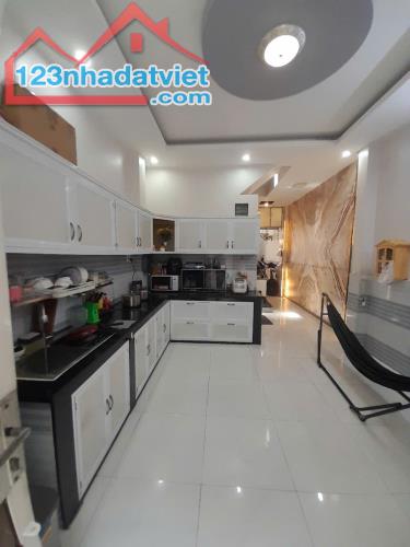HOÀNG MINH ĐẠO Q.8 - F.5 - ÔTÔ, GẦN CHỢ - NHÀ MỚI - 68.5 M2 - 3 LẦU (4 * 17.2 ).GIÁ 8 TỈ - 4