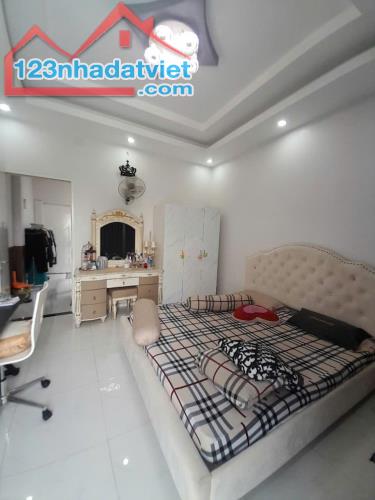 HOÀNG MINH ĐẠO Q.8 - F.5 - ÔTÔ, GẦN CHỢ - NHÀ MỚI - 68.5 M2 - 3 LẦU (4 * 17.2 ).GIÁ 8 TỈ - 5