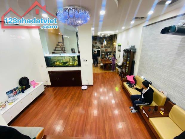 BÁN NHÀ PHÂN LÔ CAO CẤP GẦN PHỐ HOÀNG CẦU, 5 TẦNG MẶT TIỀN RỘNG, ÔTÔ THÔNG, KD VĂN PHÒNG.