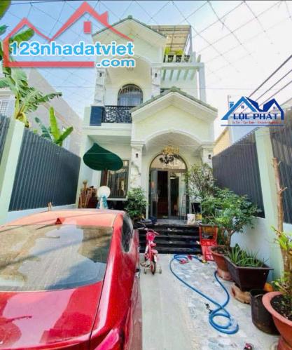 Bán nhà 3 lầu mái năng lượng mặt trời 172m2 giá 7,6 tỷ