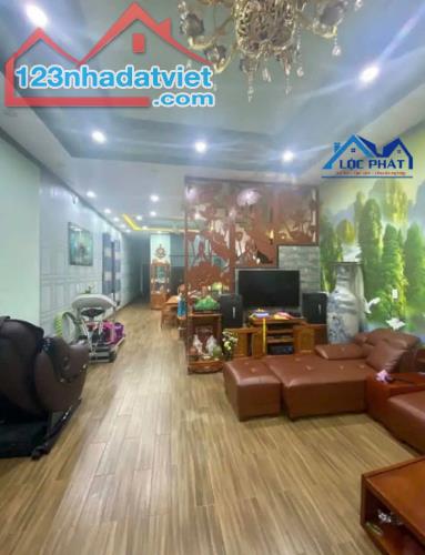 Bán nhà 3 lầu mái năng lượng mặt trời 172m2 giá 7,6 tỷ - 1