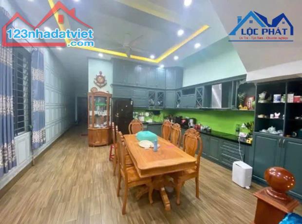 Bán nhà 3 lầu mái năng lượng mặt trời 172m2 giá 7,6 tỷ - 2