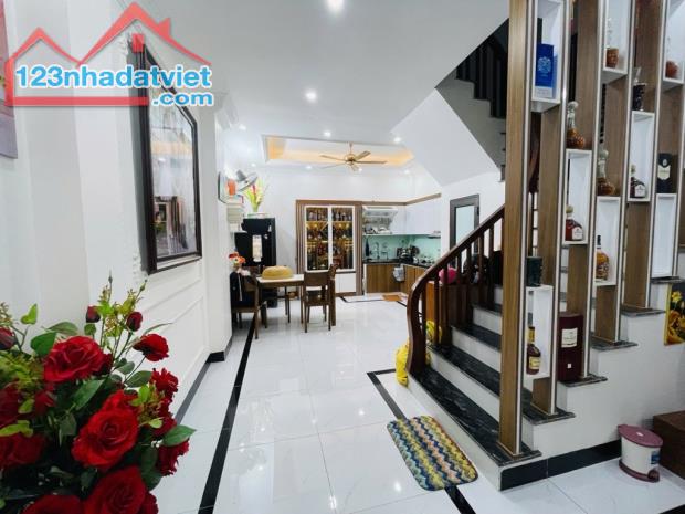 Nhà minh  khai BTL. đẹp 40m. 5tầng . Mt4,3m.  Chỉ hơn 7 tỷ , . 1 chút .chủ tặng ful nội