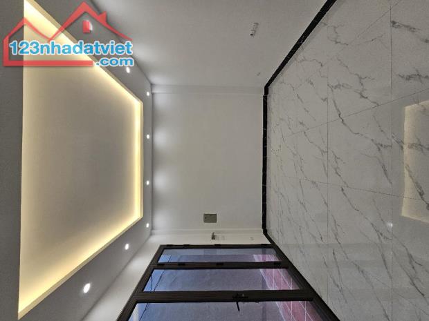 Chính chủ gửi Bán GẤP nhà 5 tầng dân xây phố Kẻ Tạnh, DT 32m MT 3.8m, giá 5 tỷ xíu