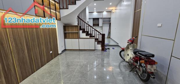 HIẾM! NHỈNH 15 TỶ - ‘EM TRAI’ MẶT PHỐ - Ô TÔ NGỦ TRONG NHÀ, CỰC GẦN MẶT PHỐ CHỈ 5M - NGÕ S