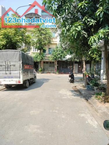 93 tr/m2, 63 m, đường ô tô, vãi bước ra Nguyễn Trãi, khu vực đông SV
