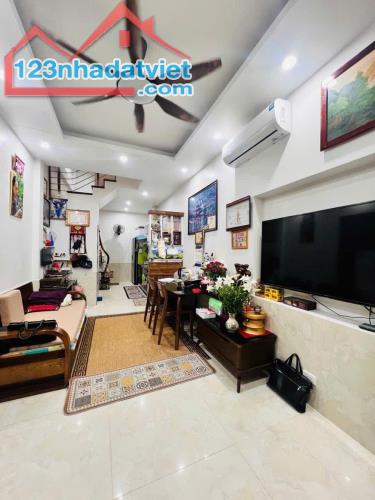 TUYỆT PHẨM PHỐ HÀO NAM 39m2, 4 TẦNG- NỘI THẤT CAO CẤP. 8,25 tỷ