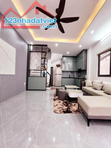 MINH KHAI, HAI BÀ TRƯNG- LÔ GÓC- THOÁNG - 30m x5T, NHỈNH 6 ĐỜNG