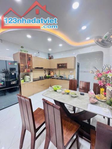 **V.I.P Quận 5_Chỉ 2 Căn Ra Mặt Tiền Nguyễn Tri Phương 4.2X21m, 2Tầng
Nhỉnh 14 Tỷ. - 2