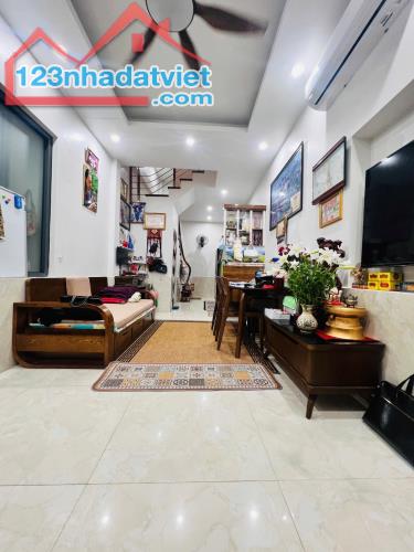 BÁN NHÀ HÀO NAM ĐỐNG ĐA 39m 4T Mt 4m GIÁ 8 TỶ NGÕ THÔNG 2 THOÁNG KINH DOANH.