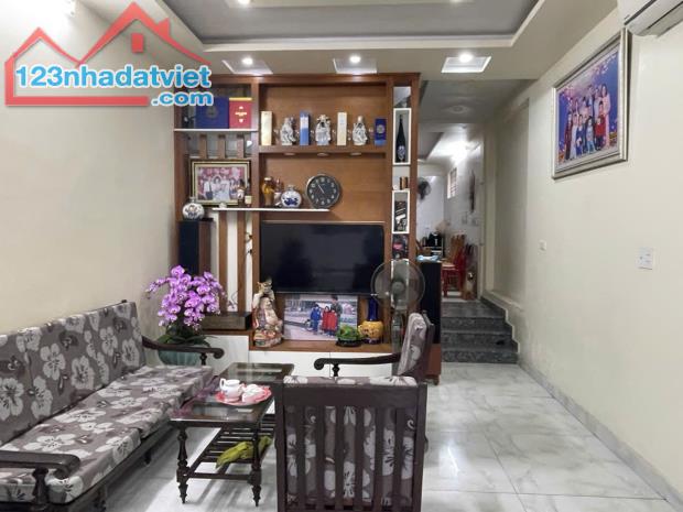 Bán gấp nhà riêng 52mx 3 tầng lô góc Ôtô đỗ cửa Kiều Sơn. Giá Rẻ