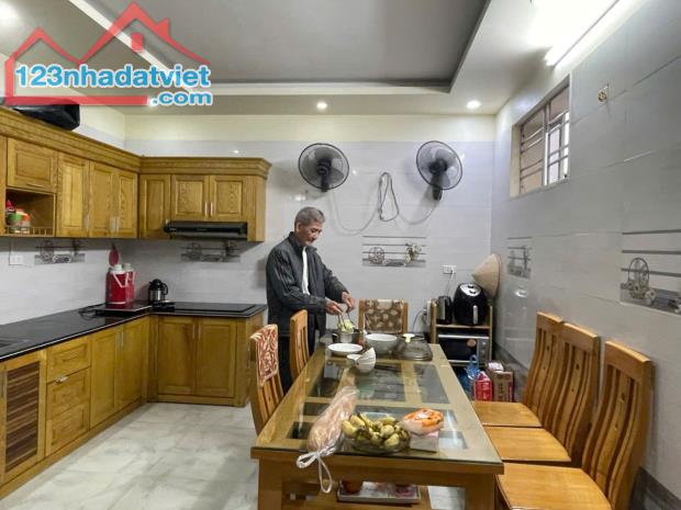 Bán gấp nhà riêng 52mx 3 tầng lô góc Ôtô đỗ cửa Kiều Sơn. Giá Rẻ - 1