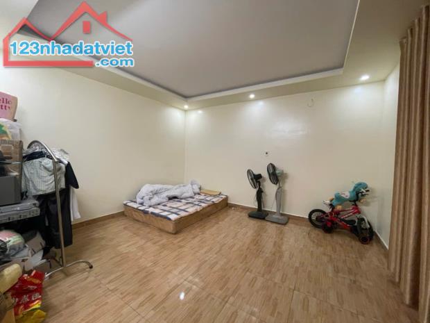 Bán gấp nhà riêng 52mx 3 tầng lô góc Ôtô đỗ cửa Kiều Sơn. Giá Rẻ - 3