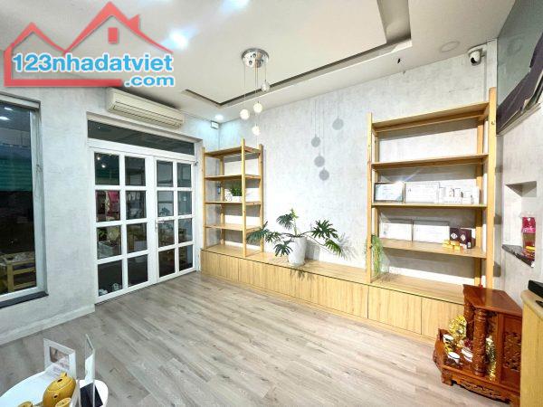 Quận Tân Bình, Sang Rẻ 98 tr, Spa Decor Bao Đẹp – Mới Gân Khu Vip Sân Bay, Tel : - 4