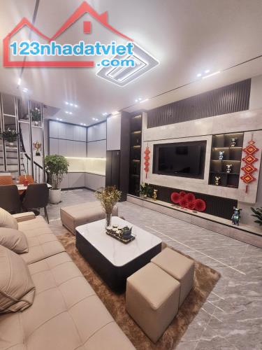 Bán Gấp Nhà Hoàng Văn Thái – Ôtô – Kinh Doanh - DT:40m 5 tầng Giá 6,8 Tỷ