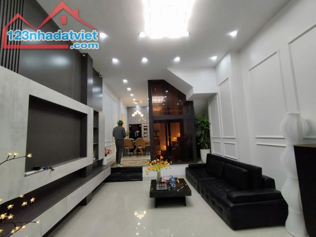 Bán Nhà Quang Trung 5 Tầng 41m, 6PN - Gara ô tô - Thang Máy. Giá 11.4 Tỷ. LH: Hoàng Trung - 1