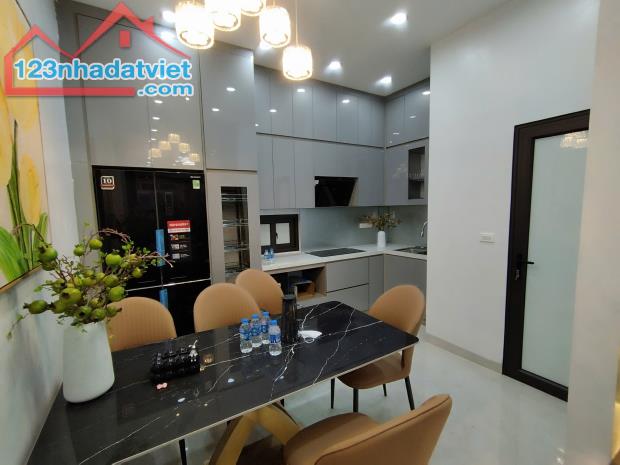 Bán Nhà Quang Trung 5 Tầng 41m, 6PN - Gara ô tô - Thang Máy. Giá 11.4 Tỷ. LH: Hoàng Trung - 2