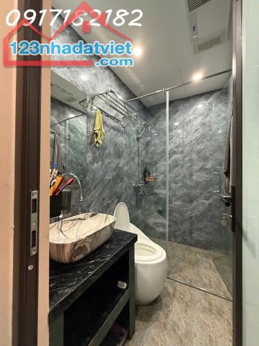 Siêu phẩm nhà PHÚC ĐỒNG NGUYỄN VĂN LINH 6 tầng bể cá koi thang máy full nộit thất cao cấp - 4