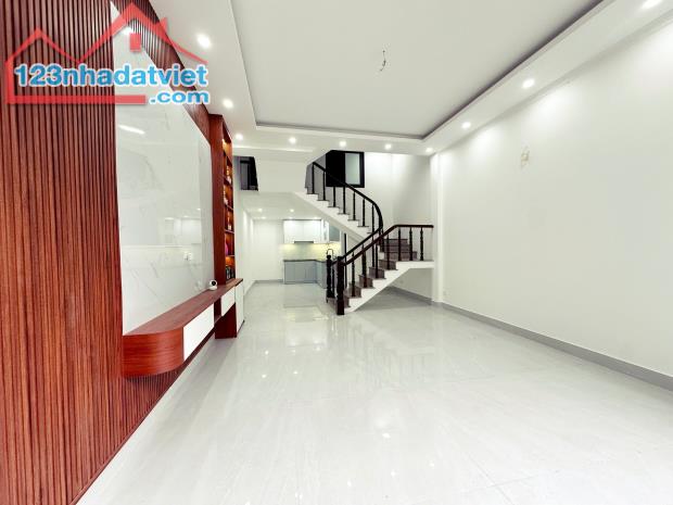Nhà đẹp phố Trại Lẻ oto tải đỗ tận cửa