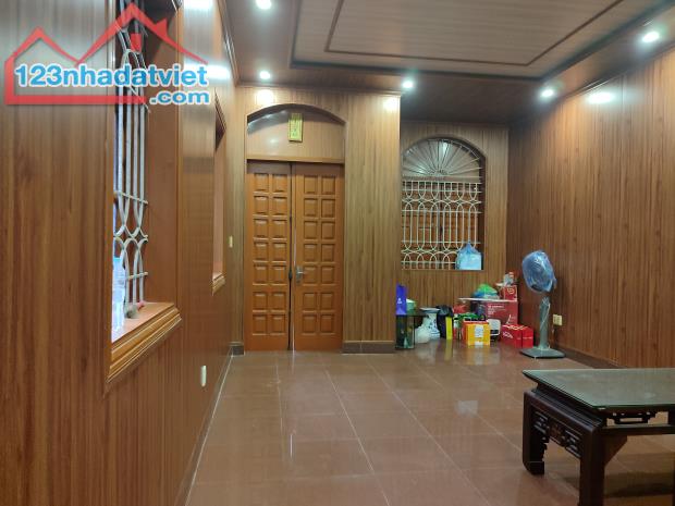 Cần bán nhà mặt đường 121m2, ngay vòng xuyến ngã 6 Quán Trữ, Kiến An, Hải Phòng.
