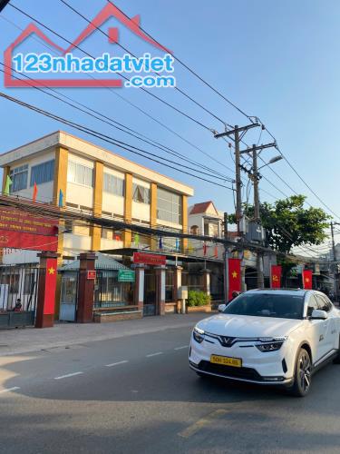 Bán Nhà 3 Tầng Gần Chợ Long Trường , DT 4.5 x 13 , HXH Tránh , Chỉ 3.9 Tỷ TL