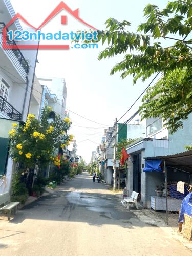 Bán Nhà 3 Tầng Gần Chợ Long Trường , DT 4.5 x 13 , HXH Tránh , Chỉ 3.9 Tỷ TL - 3