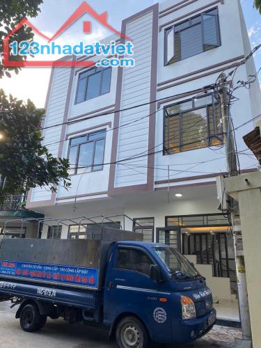 Bán Nhà 3 Tầng Ngõ 20 Cao Xanh. DT:55m2,MT:4.5m.Oto Đỗ Cửa Giá Rẻ !!!