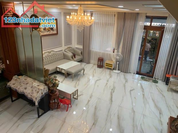 SIÊU PHẨM BIỆT THỰ MẶT TIỀN, NỘI THẤT XIN XÒ, 3 TẦNG GẦN QL13, 7X17, CHỈ 17 TỶ. - 4