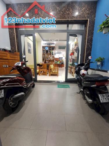 Bán nhà 3 tầng, 60m2 hẻm xe hơi đường số 6, P. Hiệp Bình Phước đối diên Vạn Phúc