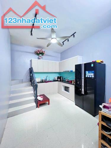 BÁN NHÀ THẠCH BÀN LONG BIÊN - 50 M², 4 TẦNG, 5 NGỦ - GẦN PHỐ - 2 THOÁNG - HƠN 7 TỶ.