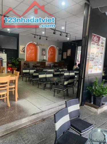 BÁN NHÀ 2 MẶT TIỀN ĐANG KINH DOANH COFFEE, NGAY CỔNG TRƯỜNG ĐẠI HỌC KINH TẾ ĐÀ NẴNG.