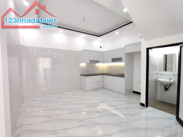 BÁN NHÀ ĐẸP 3 TẦNG MỚI - ĐỘC LẬP - GIÁ CHỈ 1 TỶ 9XX - 2