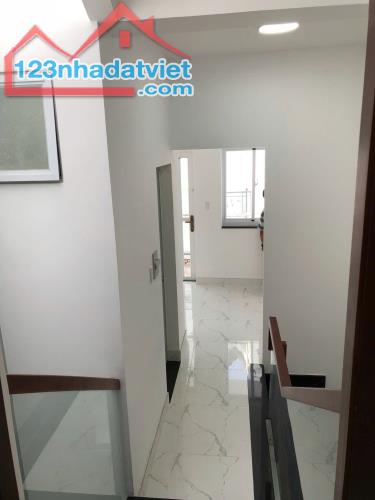 Chính chủ cần bán nhà 575/11 CMT8, P15, Q10. Hẻm 3m, nhà 4 tầng. Giá 6,9 có bớt - 3