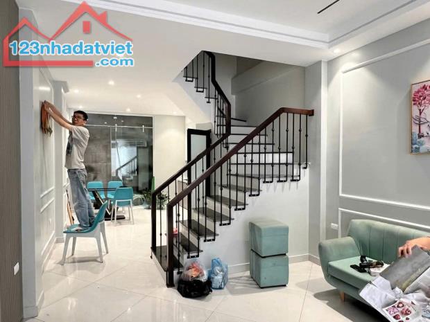 Nhà Trương Định Hoàng Mai – Cách mặt phố 30m – 6 ngủ - lô góc, tặng nội thất, 6,3 tỷ.