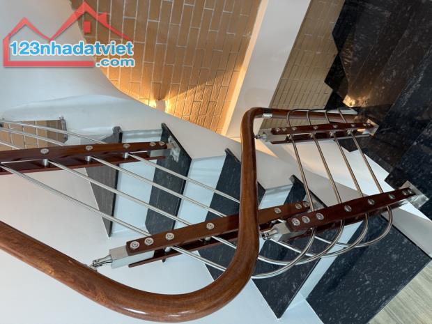 Bán nhà Thịnh Quang nhà đẹp ngõ thông rất gần phố ,trước nhà rộng thoáng 15m 5 tầng giá 3 - 2