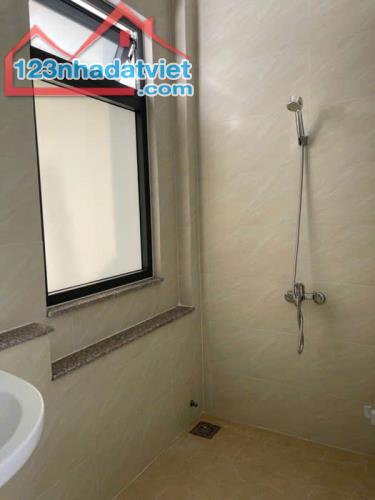 BÁN NHÀ MỚI XÂY HẺM ĐƯỜNG PHAN VĂN HỚN QUẬN 12, 2 TẦNG,DT 647M2.GIÁ 3,95 TỶ